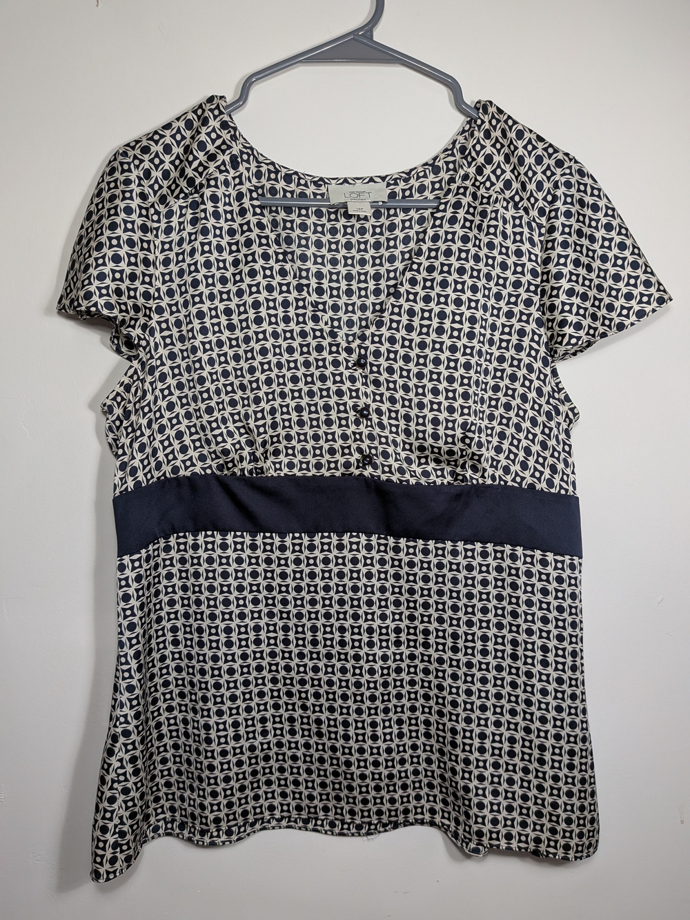 Ann Taylor LOFT Petites Geometric V-Neck Side Zip Blouse Navy/White 14P